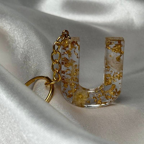 Resinschlüsselanhänger Buchstabe U mit Trockenblumen und goldenen Flocken