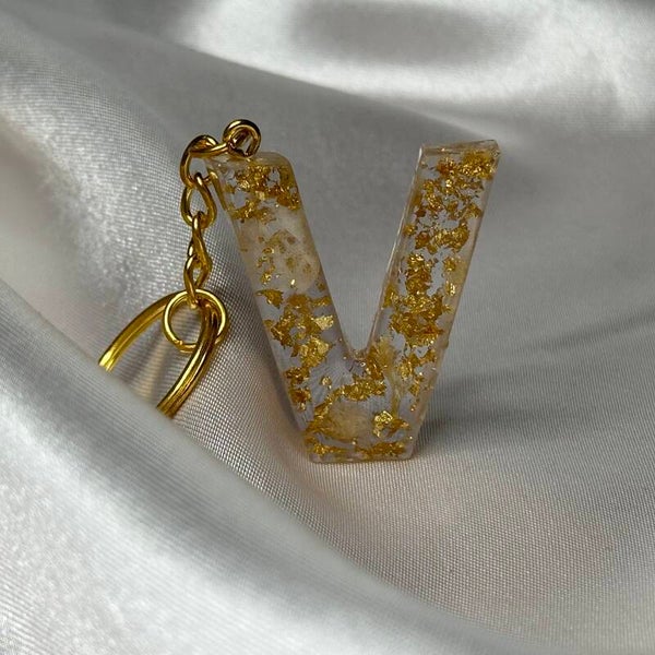 Resinschlüsselanhänger Buchstabe V mit Trockenblumen und goldenen Flocken