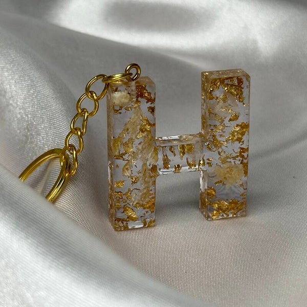 Resinschlüsselanhänger Buchstabe H mit Trockenblumen und goldenen Flocken