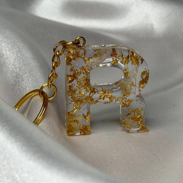 Resinschlüsselanhänger Buchstabe R mit Trockenblumen und goldenen Flocken
