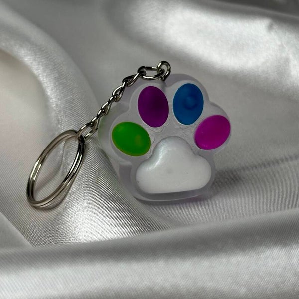 Resinschlüsselanhänger große Pfote oval in bunt matt mit Glitzerschimmer
