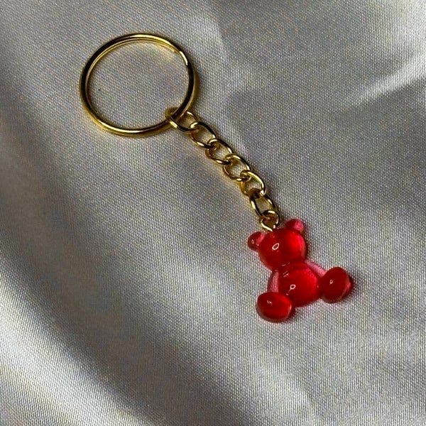 Resinschlüsselanhänger kleiner Teddy in rot und Glitzerschimmer mit goldenem Schlüsselring