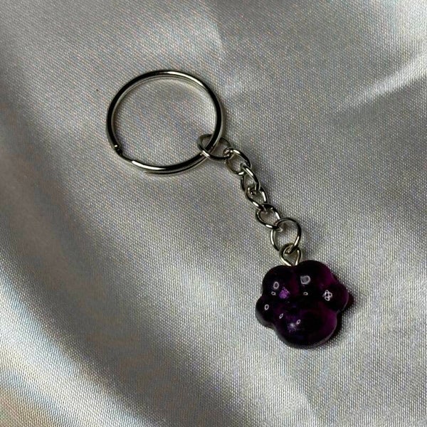 Resinschlüsselanhänger kleine Pfote in lila und Glitzerschimmer mit silbernem Schlüsselring