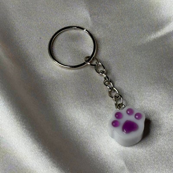 Resinschlüsselanhänger kleine Herzpfote in weiß-lila glänzend mit Glitzerschimmer