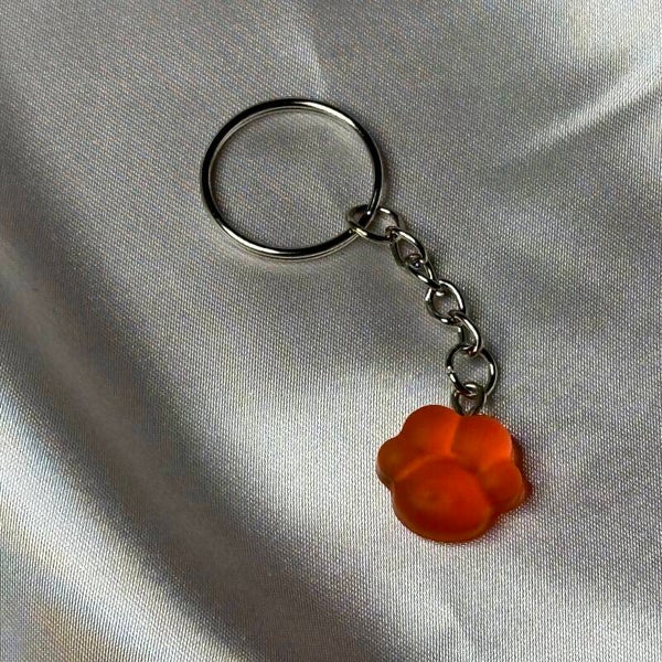 Resinschlüsselanhänger kleine Pfote in orange matt mit silbernem Schlüsselring