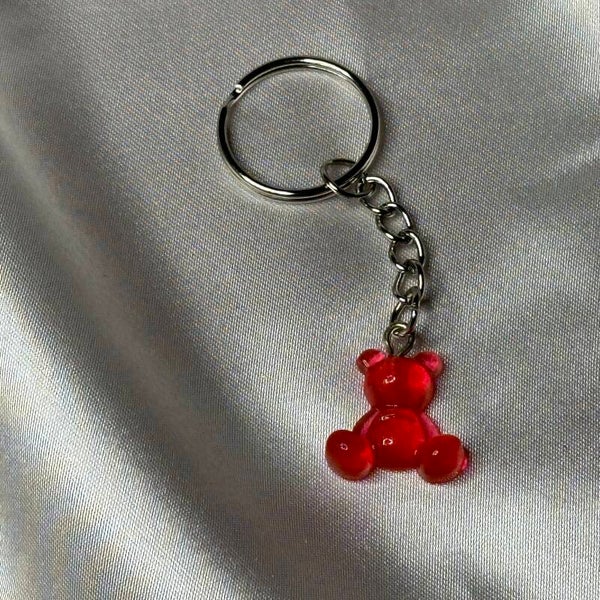 Resinschlüsselanhänger kleiner Teddy in rot und Glitzerschimmer mit silbernem Schlüsselring