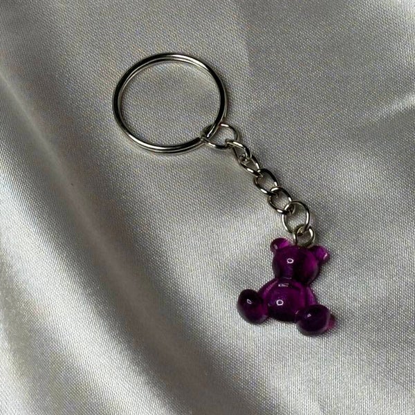 Resinschlüsselanhänger kleiner Teddy in lila und Glitzerschimmer mit silbernem Schlüsselring