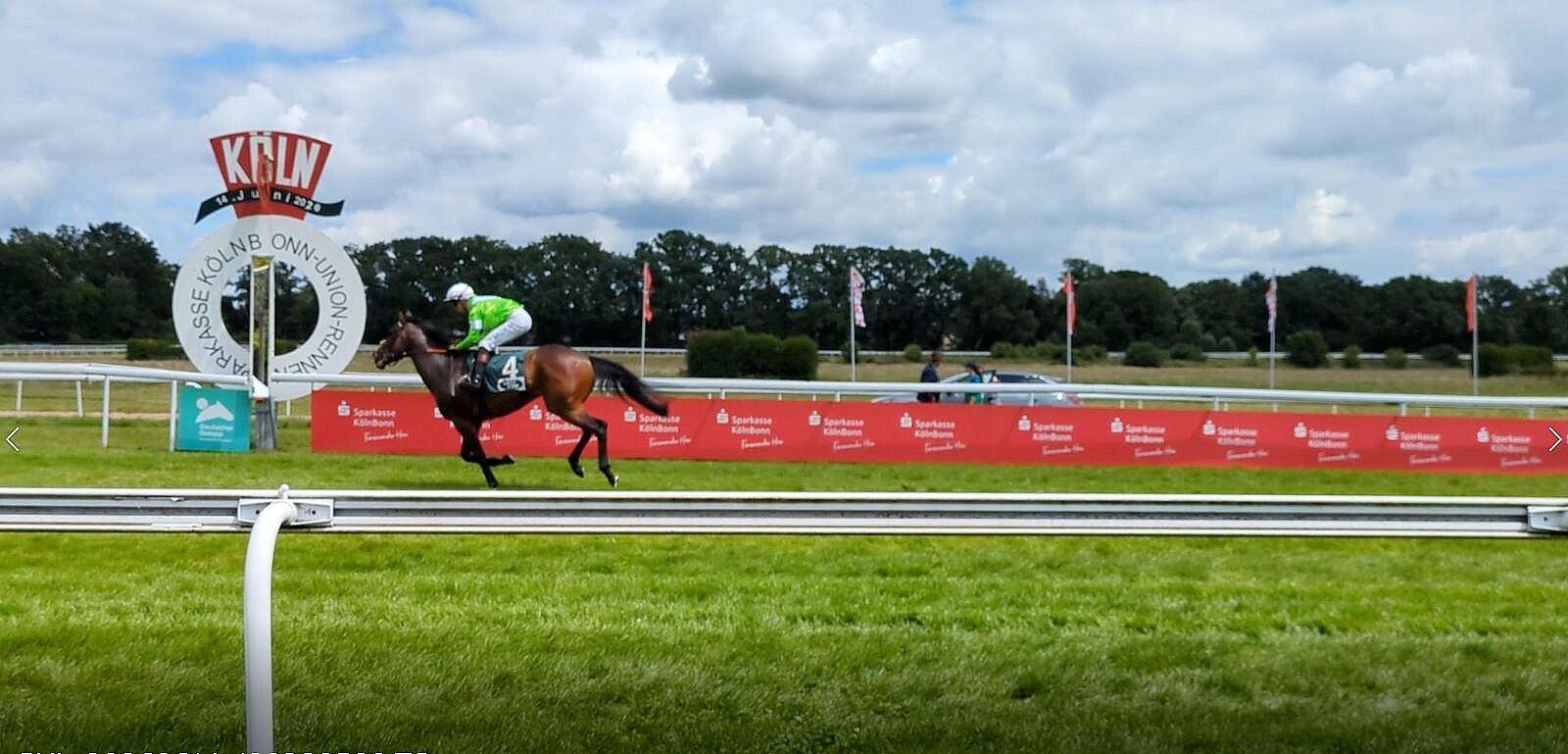 Blick auf die Fotofinish Kamera mit einem Pferd bei der Pferderennbahn in Köln