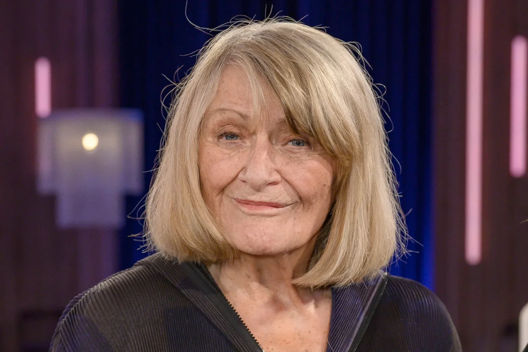 Ein Foto von Alice Schwarzer, ein wunderbarer Ausdruck und ein schönes Lächeln in ihrem Gesicht.