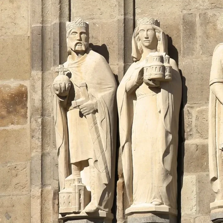 Ein schöner Blick auf die Statue am Rathaus Turm in Köln