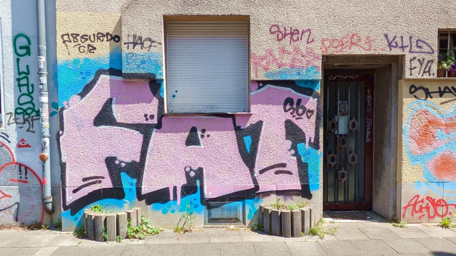 Großer Schriftzug „FAT“ als Graffiti auf einem Haus – StreetArt in Nippes