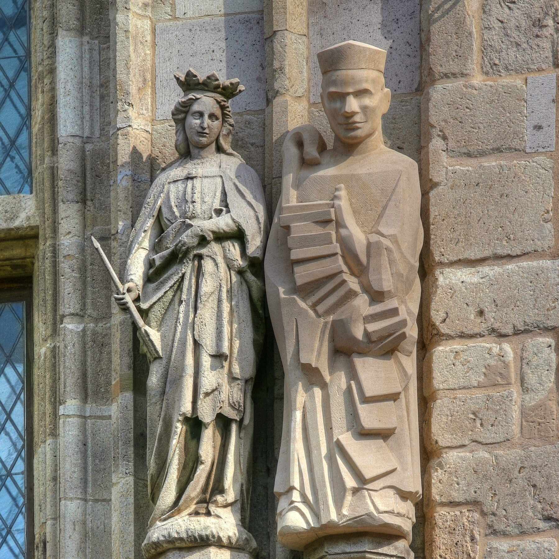 Blick auf eine Statue von Ida von Köln auf dem Rathausturm in Köln