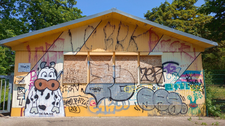 Farbig bemalte Holzhütte mit StreetArt – Köln-Nippes