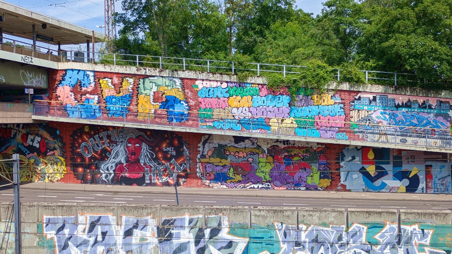 Bunte StreetArt in einer Straßenbahn-Unterführung – Köln-Nippes