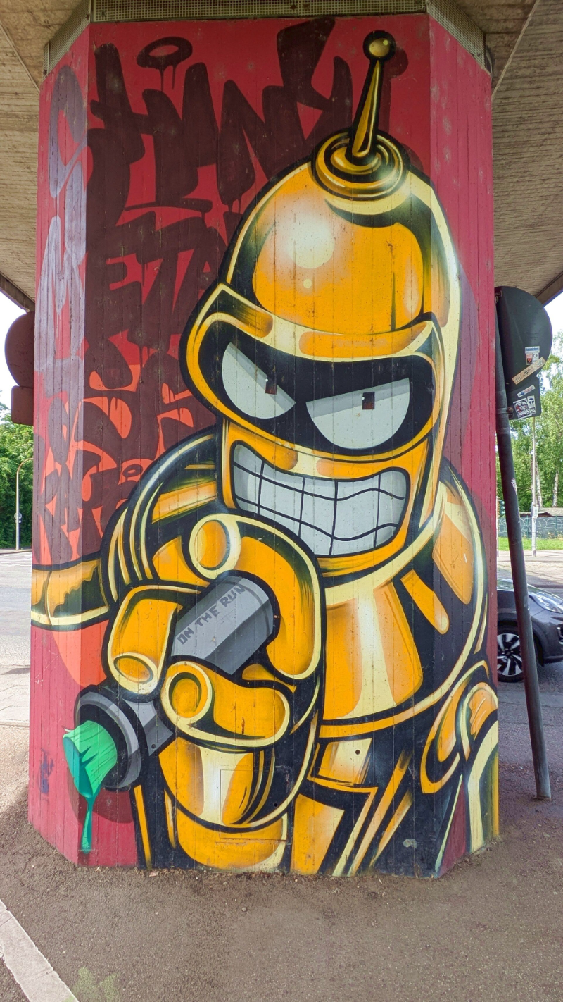 StreetArt-Figur mit Raumanzug auf Brückensäule – Köln-Nippes