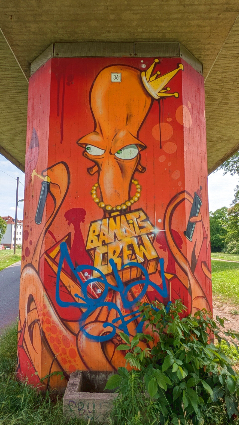 Fantasievolle StreetArt-Figur auf einer Brückensäule – Nippes