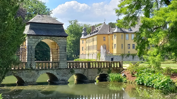 Blick auf Schloss Dyck, umgeben von einem malerischen Wassergraben