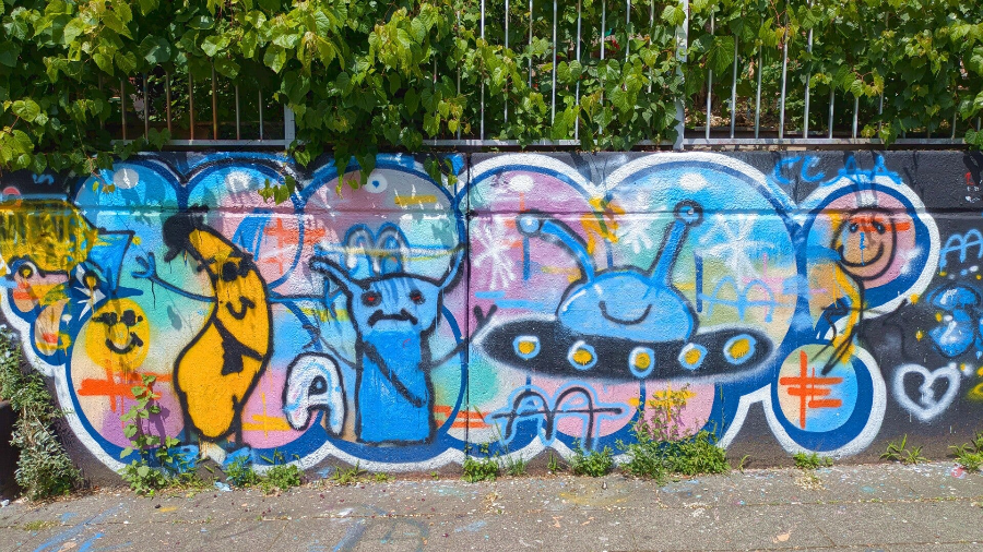 Farbiges StreetArt-Bild auf einer Mauer – Köln-Nippes