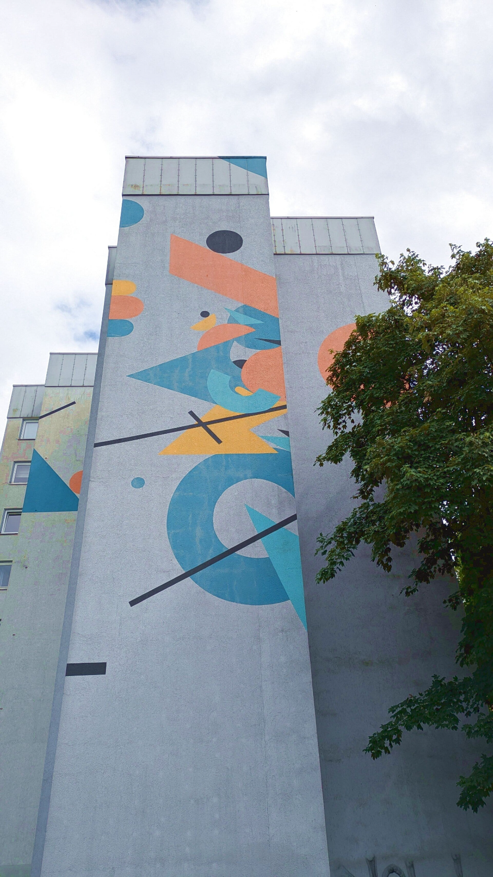 Großflächiges Wandbild mit geometrischen Figuren – StreetArt Kalk