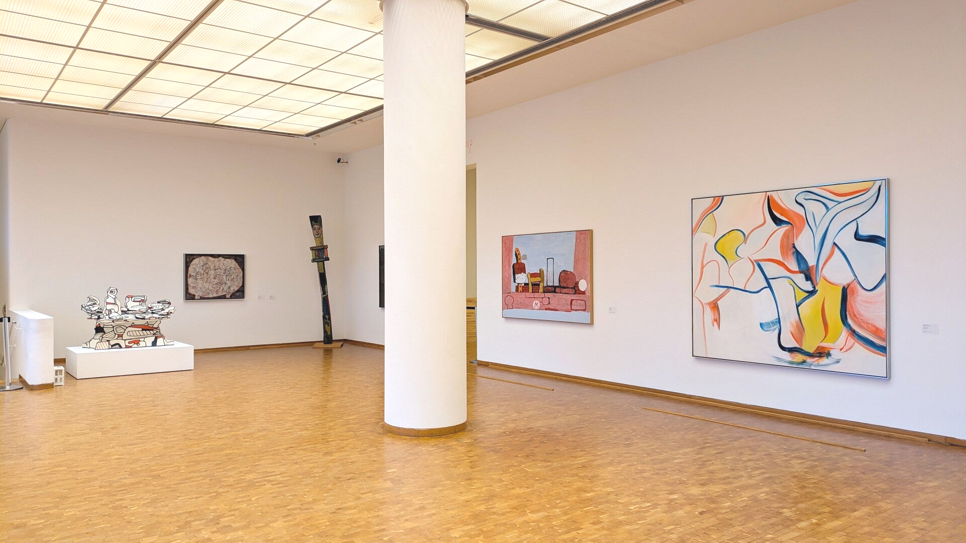 Ausstellungsraum im Museum Ludig , mit buntem Bild an einer Wand