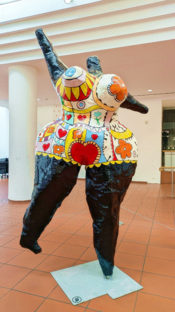 Blick auf eine bunt bemalte Statue, im Eingangsbereich