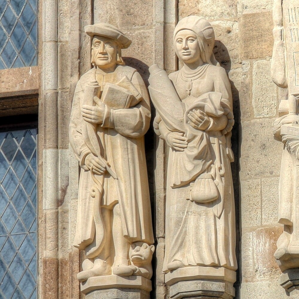 Blick auf eine Statue von Fygen Lutzenkirchen auf dem Rathaus Turm in Köln