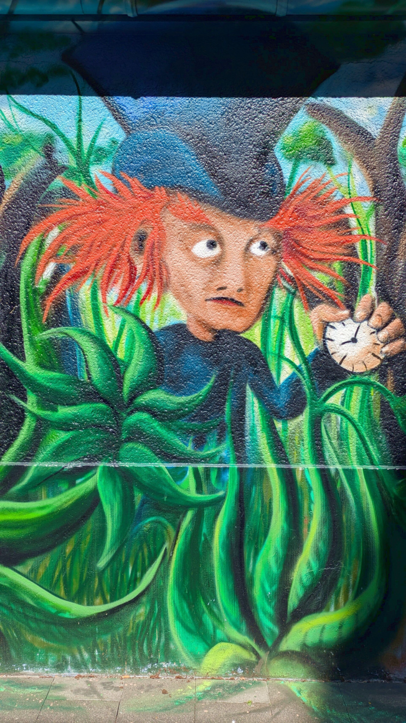 Fantastisches StreetArt-Wesen mit Uhr als Wandbild – Köln