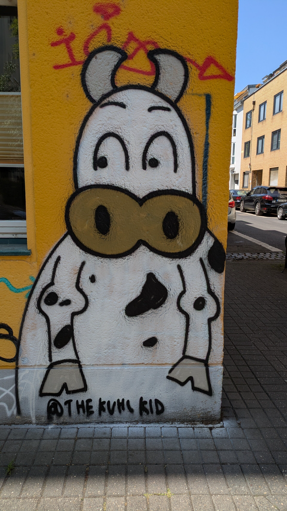 Bunte Kuh als StreetArt auf einer bemalten Säule – Köln-Nippes