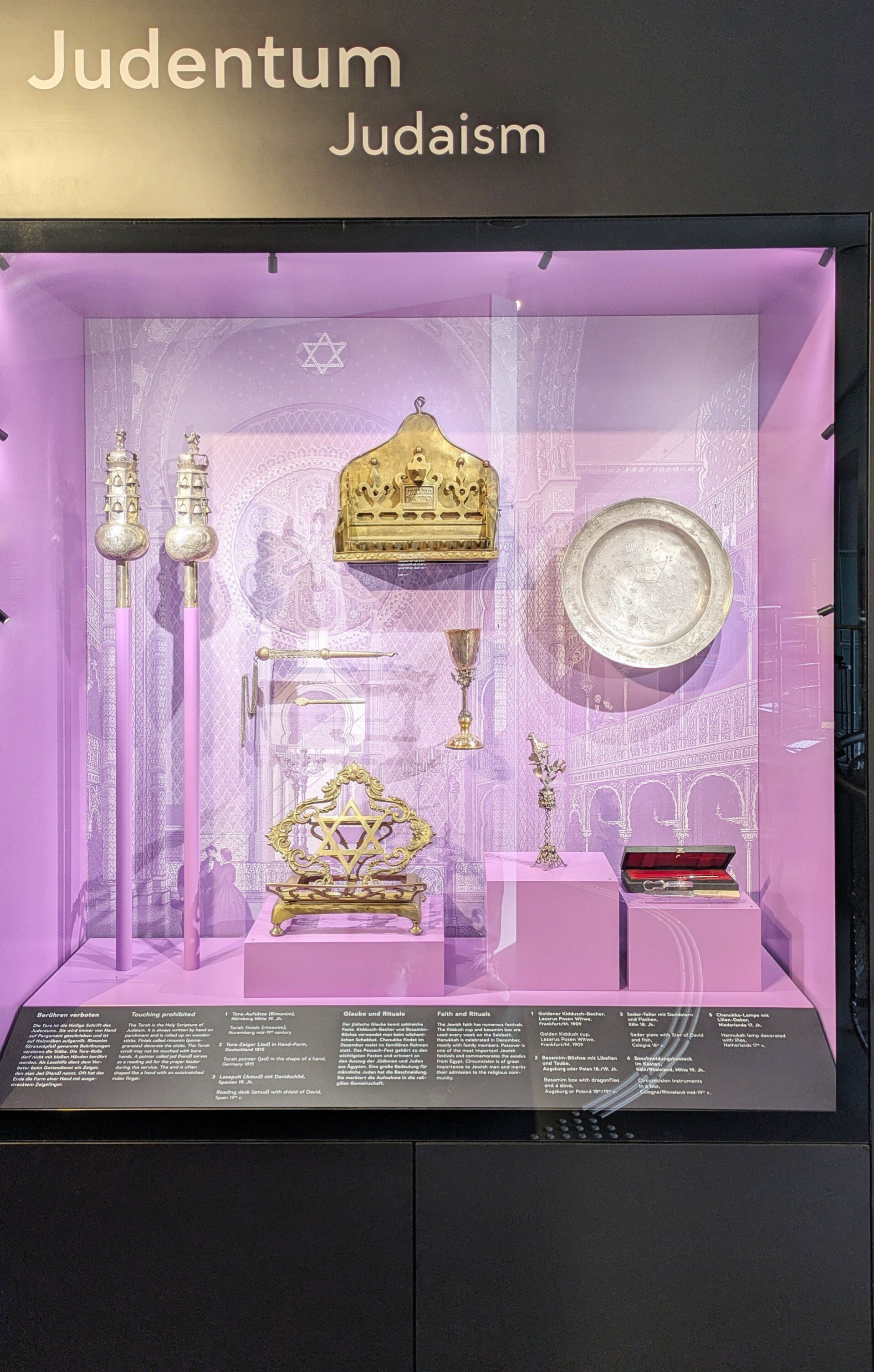Glasvitrine mit Schätzen aus dem Judentum im Kölschen Stadtmuseum
