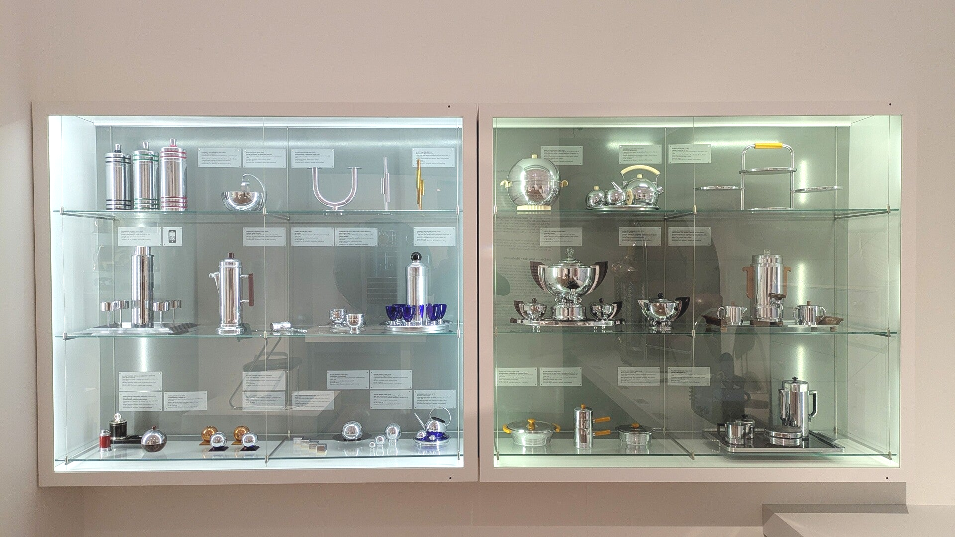 Zwischen Luxus und Linie – Eine Glasvitrine im amerikanischen Art Déco im MAKK