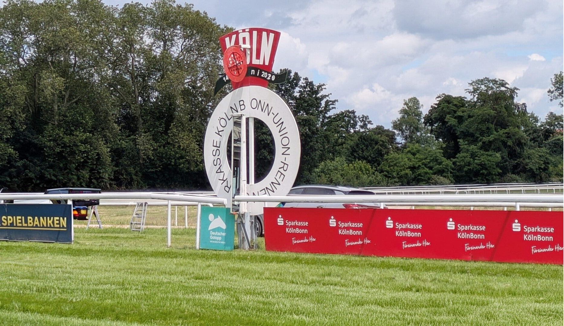 Blick auf die Fotofinish-Kamera bei der Pferderennbahn in Köln