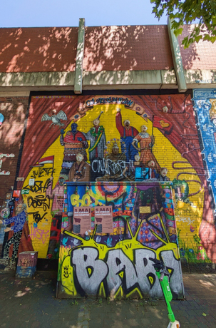 Hochkantaufnahme der Rückseite des Bahnhofs Ehrenfeld mit StreetArt