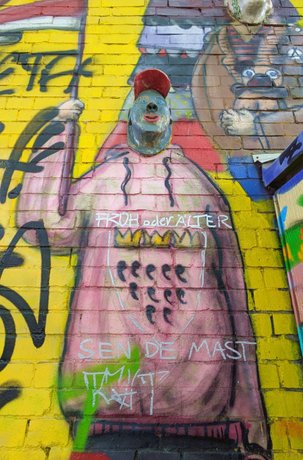 Großes, farbenfrohes Wandbild an der Rückseite in Ehrenfeld