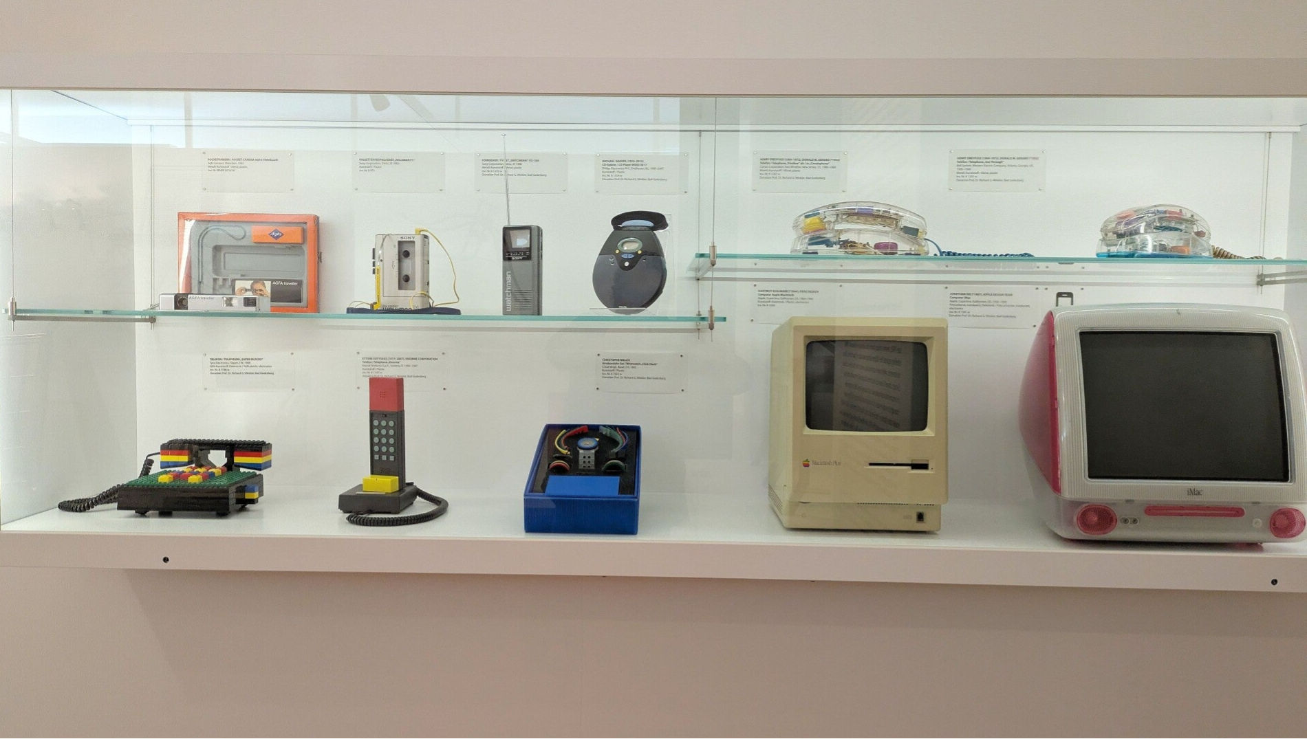 Design-Glasvitrine mit historischen Elektrogeräten im Museum MAKK