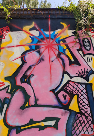 Farbige Fantasiefigur auf einem Garagentor – Ehrenfelder StreetArt