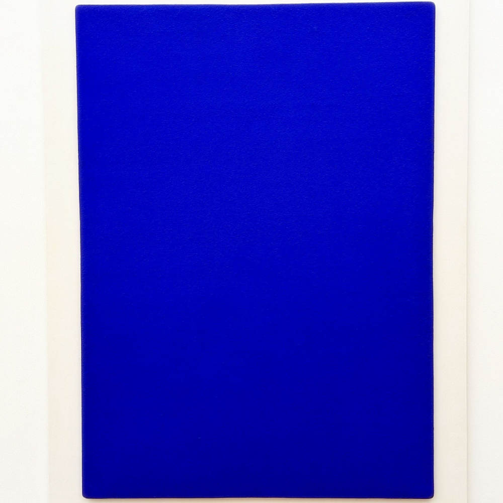 Gemälde von Yves Klein, abstrakte Komposition in leuchtendem Ultramarinblau