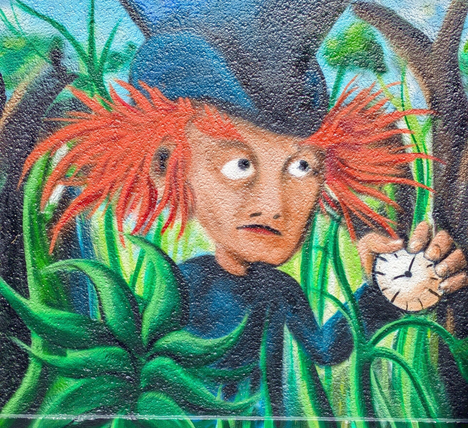 StreetArt-Wandbild einer Zauberfee mit einer Uhr in der Hand – Köln