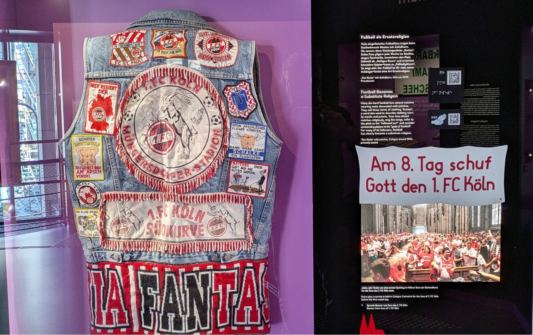 Fan Jacke vom 1. FC Köln in einer Glasvitrine im Kölschen Stadtmuseum