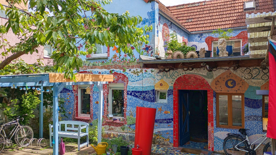 Hausfassade mit kreativem Mosaik – StreetArt in Köln