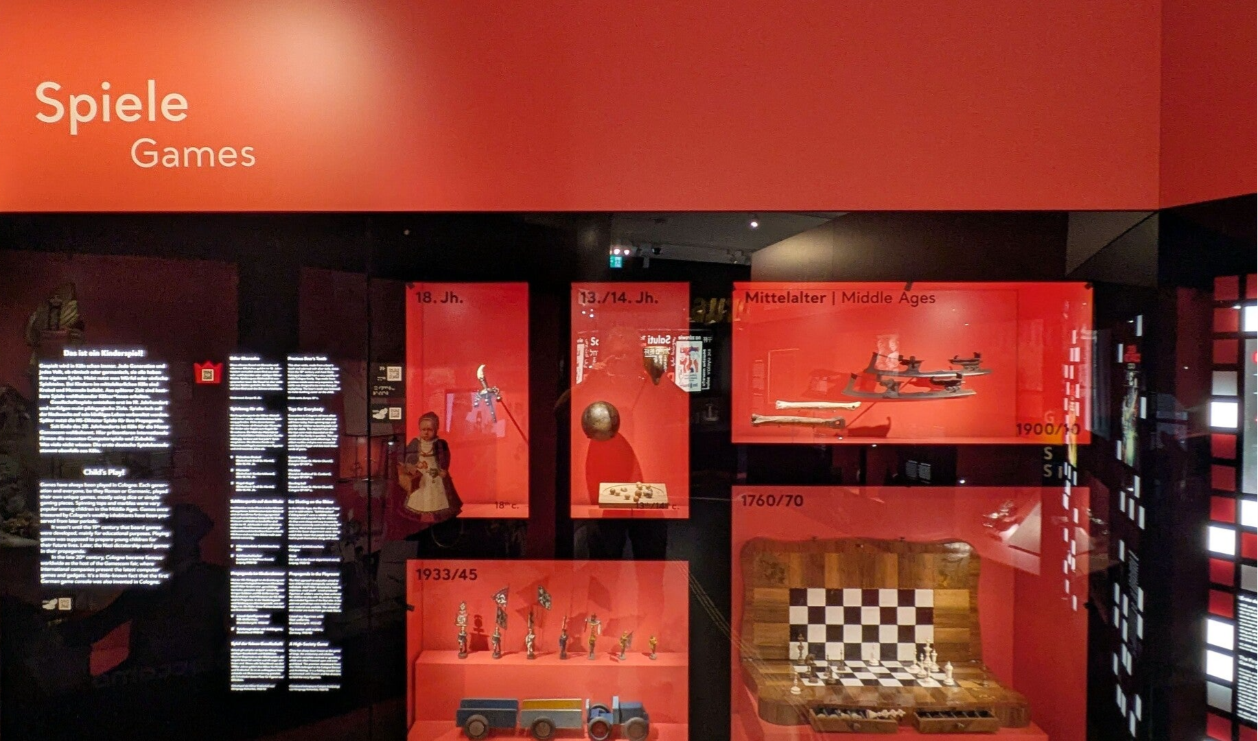 Eine Ausstellung hinter Glas über Kinderspiele vom Mittelalter bis Heute im Kölschen Stadtmuseum
