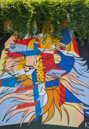 StreetArt-Motiv einer bunten Katze auf einem Tor – Köln-Ehrenfeld