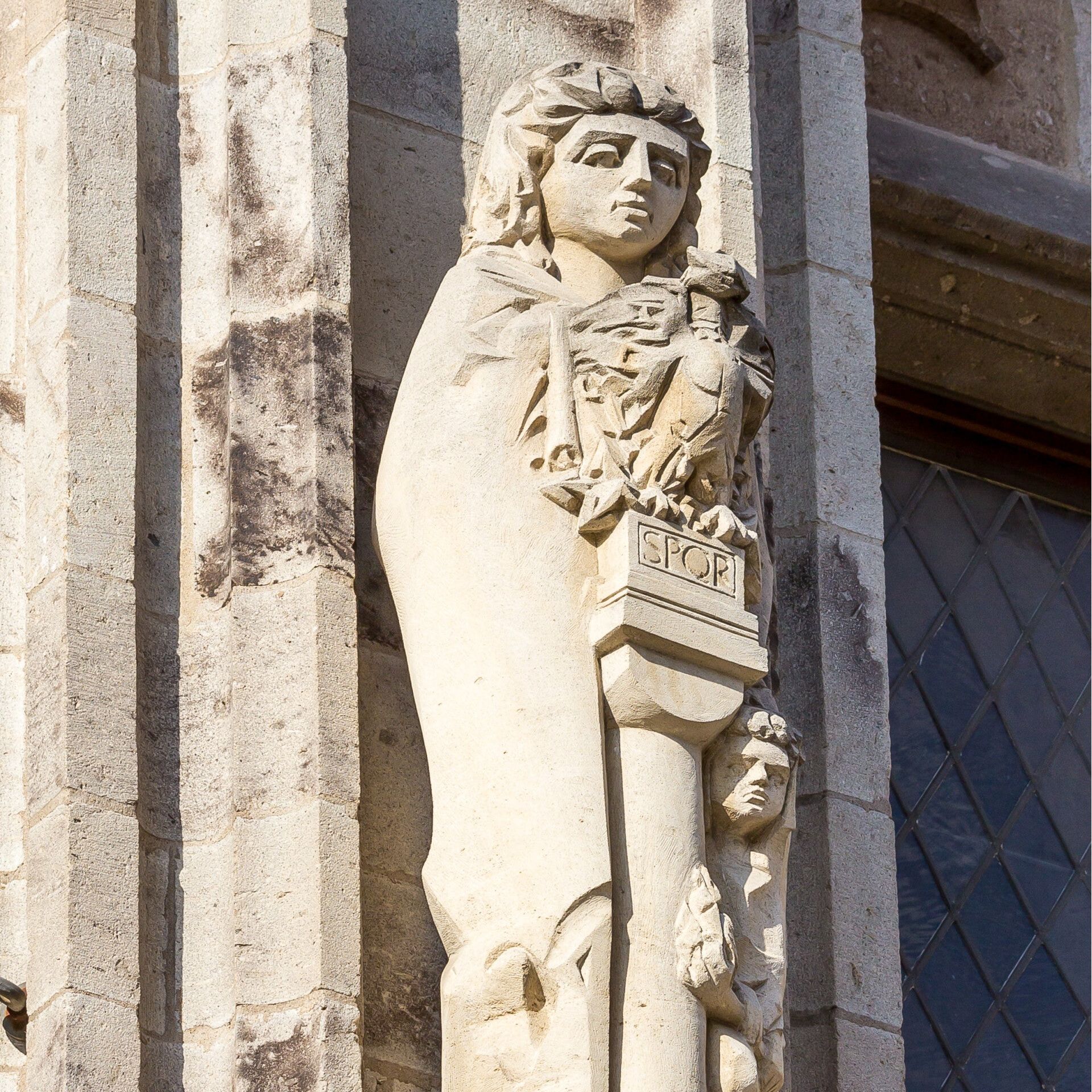 Ein Blick auf eine Statue der Agrippina  am Rathaus Turn in Köln