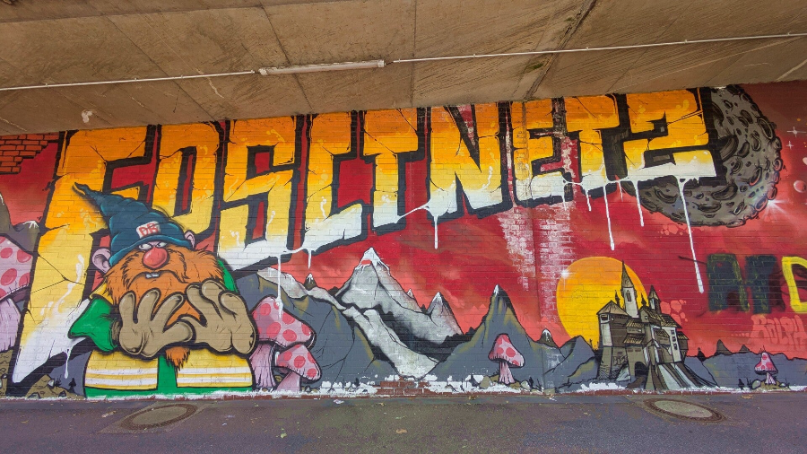 Buntes Wandbild mit einem Zwerg in einer Fantasielandschaft – Nippes