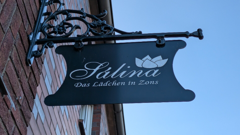 Werbeschild des kleinen Ladens ‚Salina – Kleines Lädchen‘ in Zons