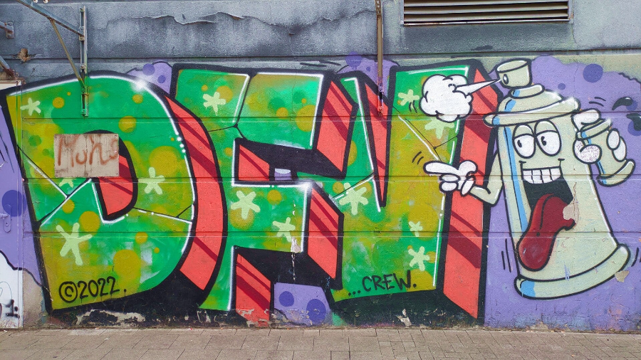 Nahaufnahme einer Spraydose mit gesprühtem Schriftzug – Köln