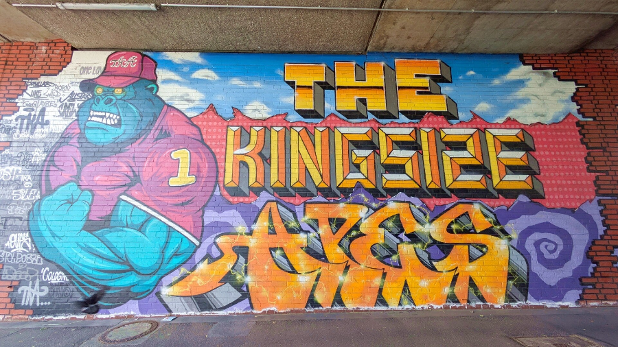 Fantasievoller, kräftiger Bär als Wandbild in Nippes – StreetArt Köln