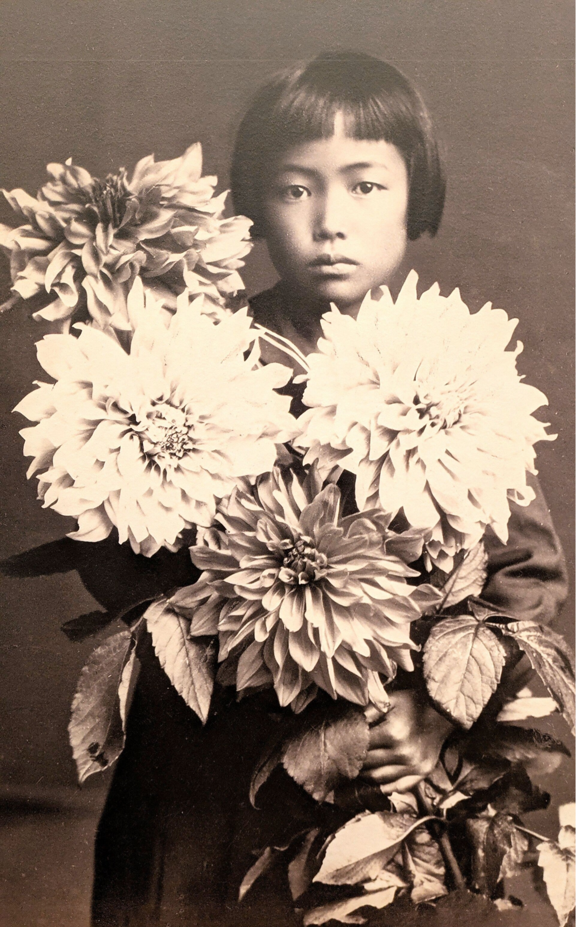 Blick auf ein Foto der Künstlerin in ganz jungen Jahren  bei der Ausstellung  Yayoi Kusama im Museum Ludwig in Köln