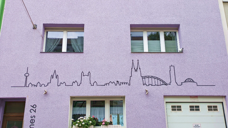 Wandgemälde mit minimalistischer Kölner Skyline in Linienform – Kalk