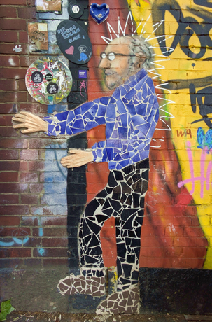 Bunte StreetArt-Figur an der Rückseite des Bahnhofs Ehrenfeld – Köln