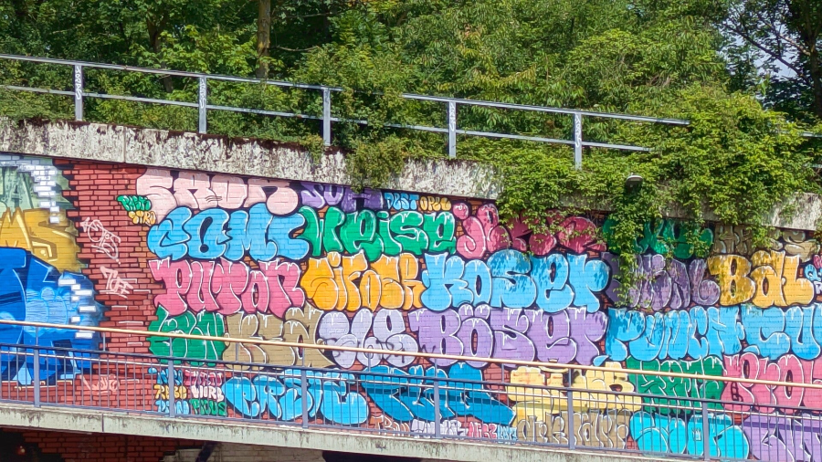 Kreative StreetArt in einer Bahnunterführung – StreetArt Nippes